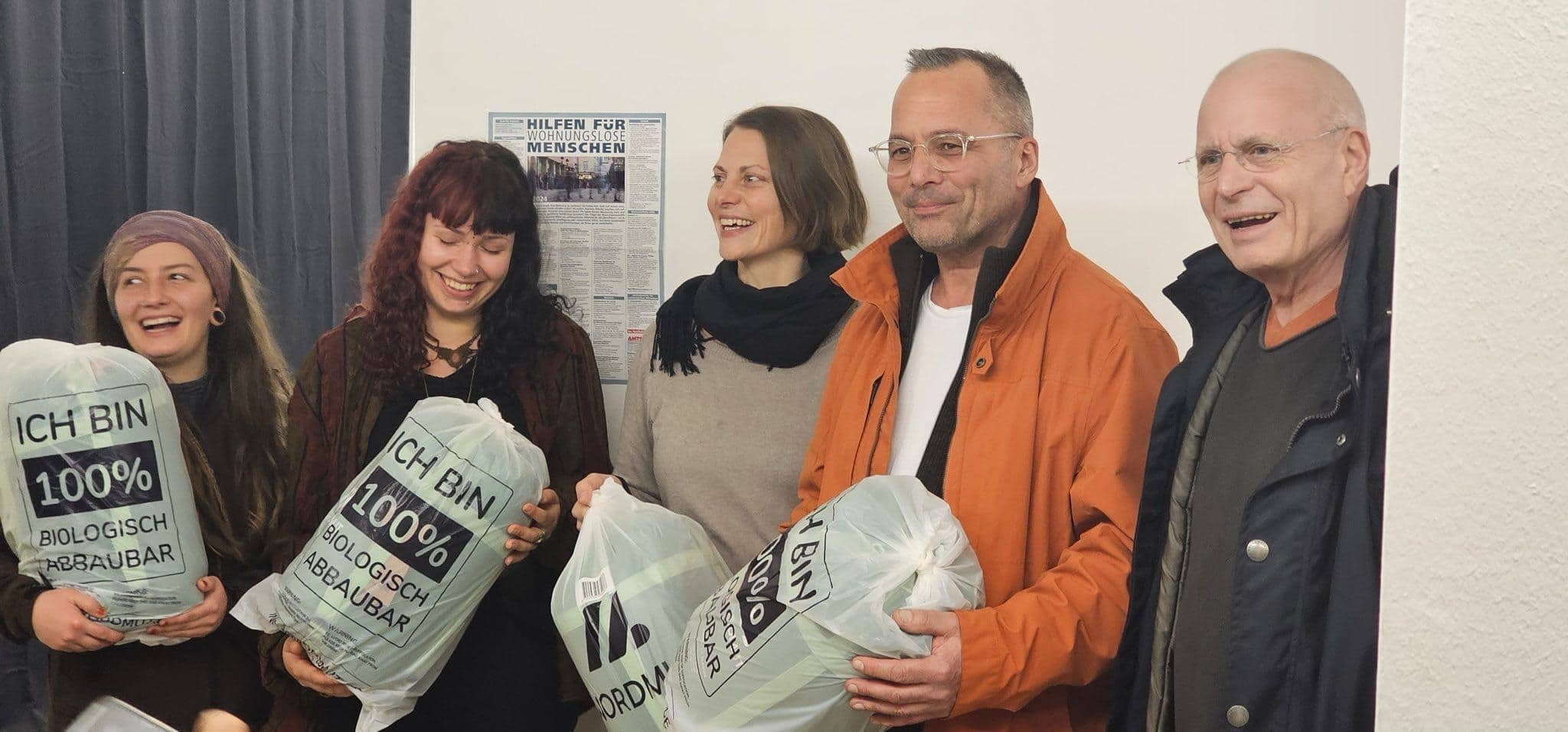Pia Kloiber und Lena Schäfer (Studierende der Ev. Hochschule Freiburg), Julia Weigele (Diakonisches Werk Freiburg), Mike Ullmann (Diakonisches Werk Baden) und Holger Hoffmann (Dozent Ev. Hochschule). Bild: DW Freiburg